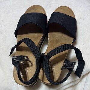 TOMS Women's Black and Tan Sandals